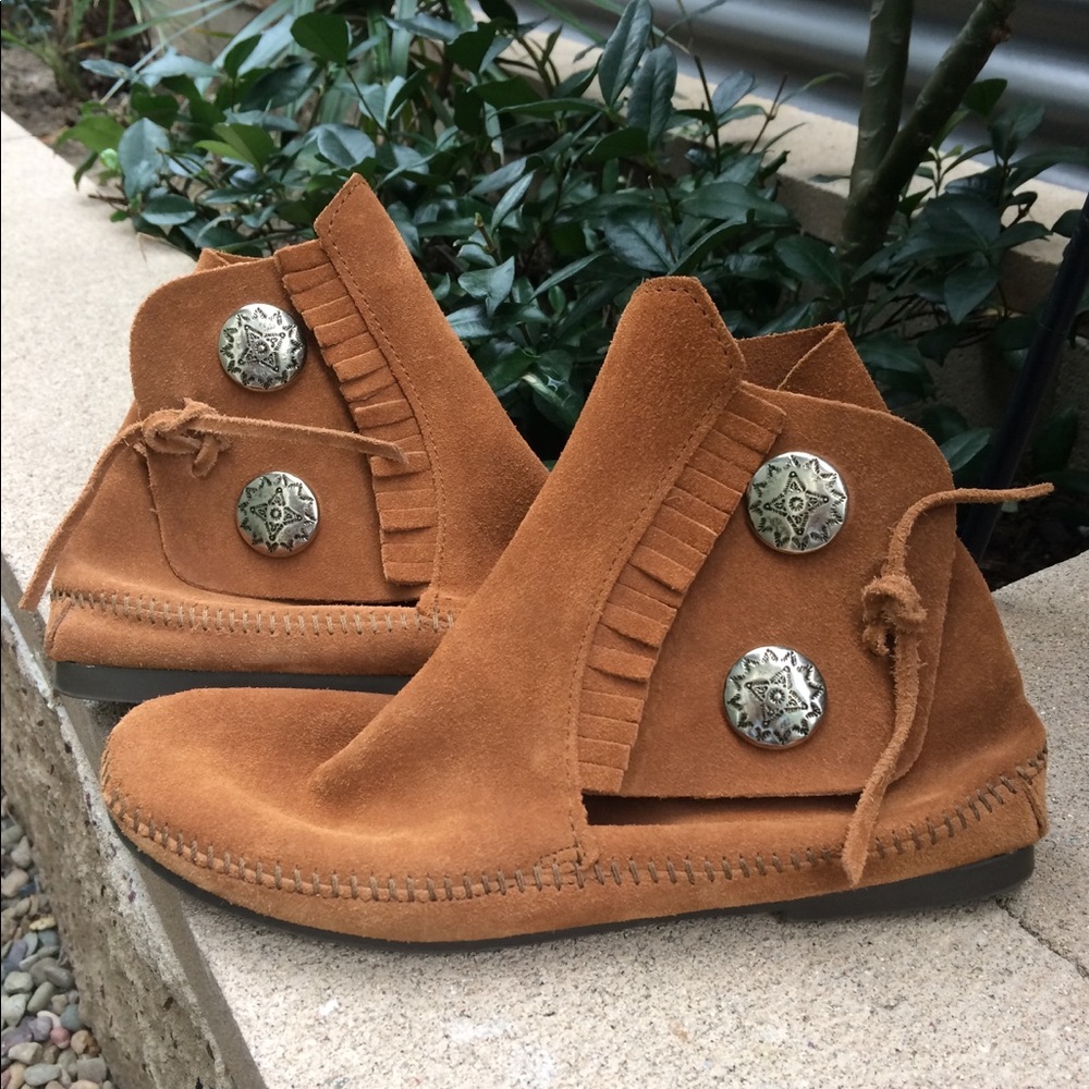 Minnetonka Hardsole Silver Button Moccasins 8.5